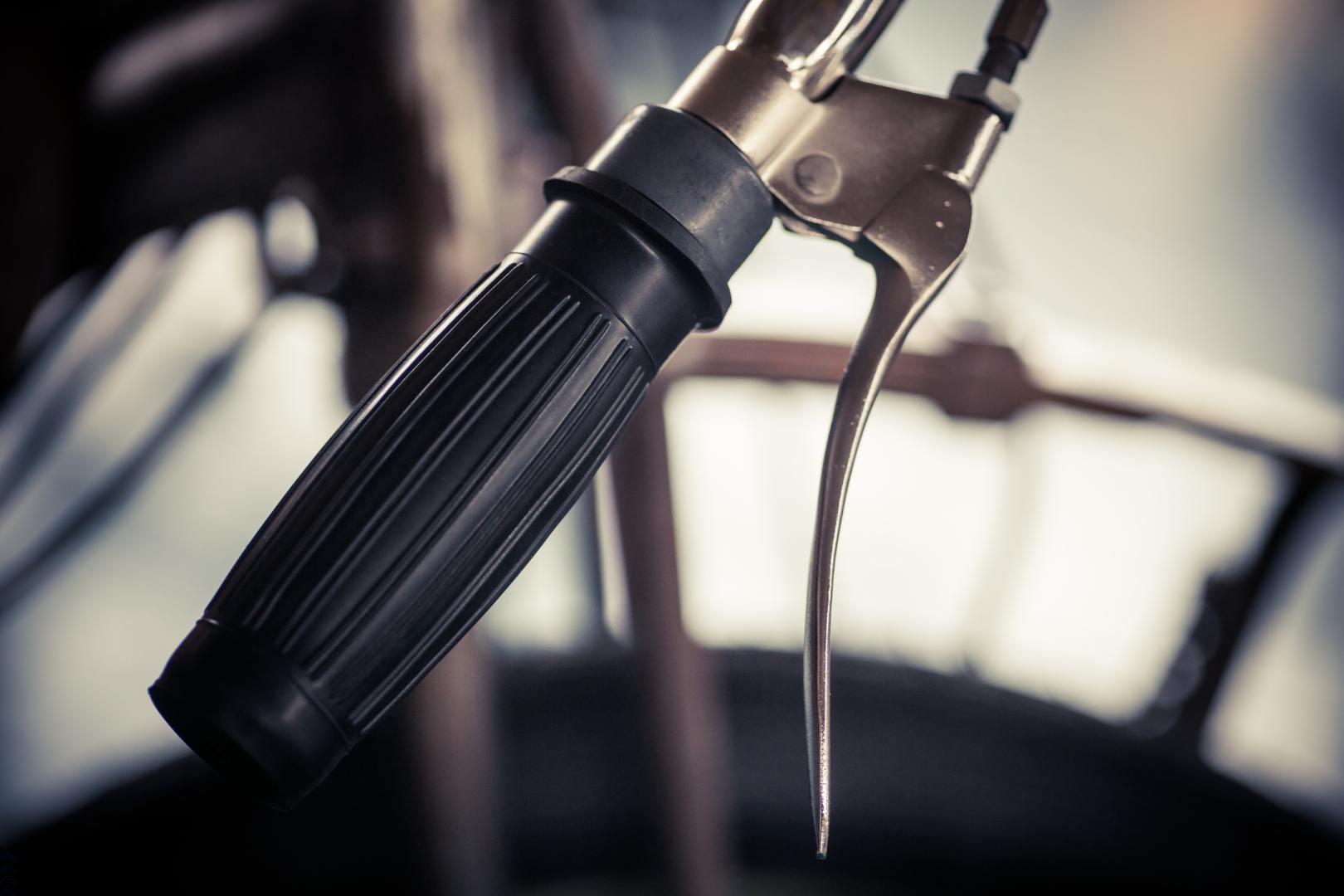 como ajustar a embreagem da moto