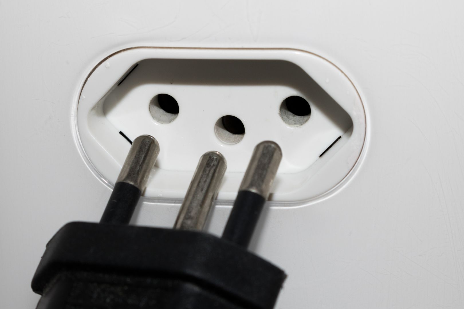 tomada soltando faisca