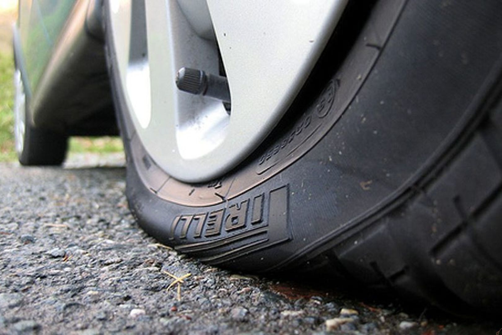 dicas com pneu estourado em rodovia