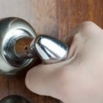 Preco para consertar fechadura emperrada