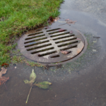 Como desentupir ralo externo no quintal